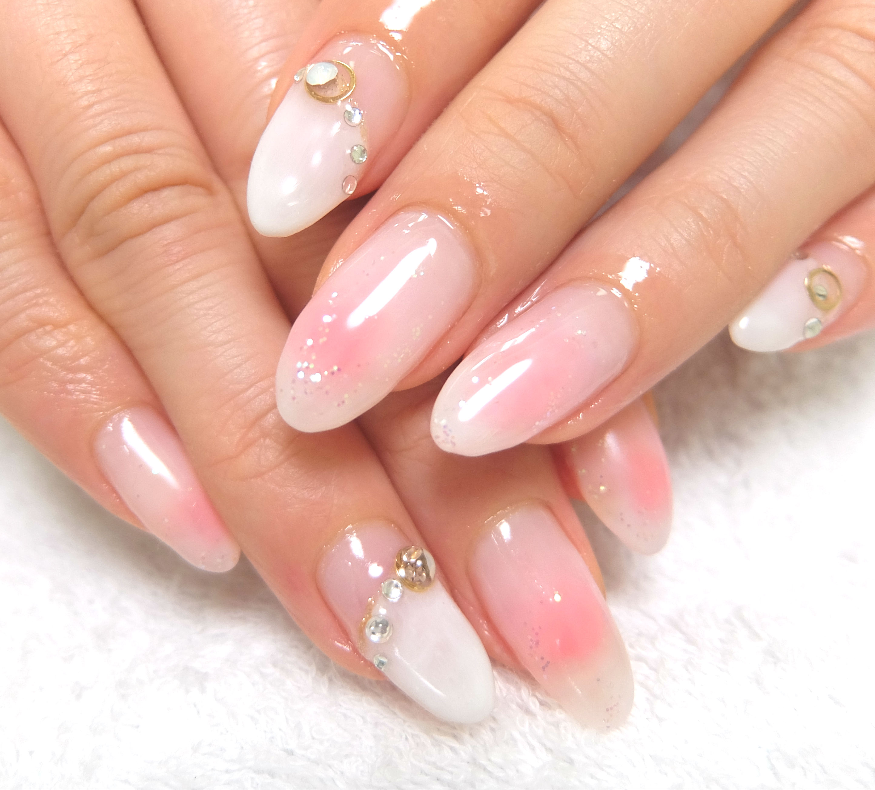 チークネイル　可愛い　オフェロ　ホワイト　ゴールド　白　フレンチ