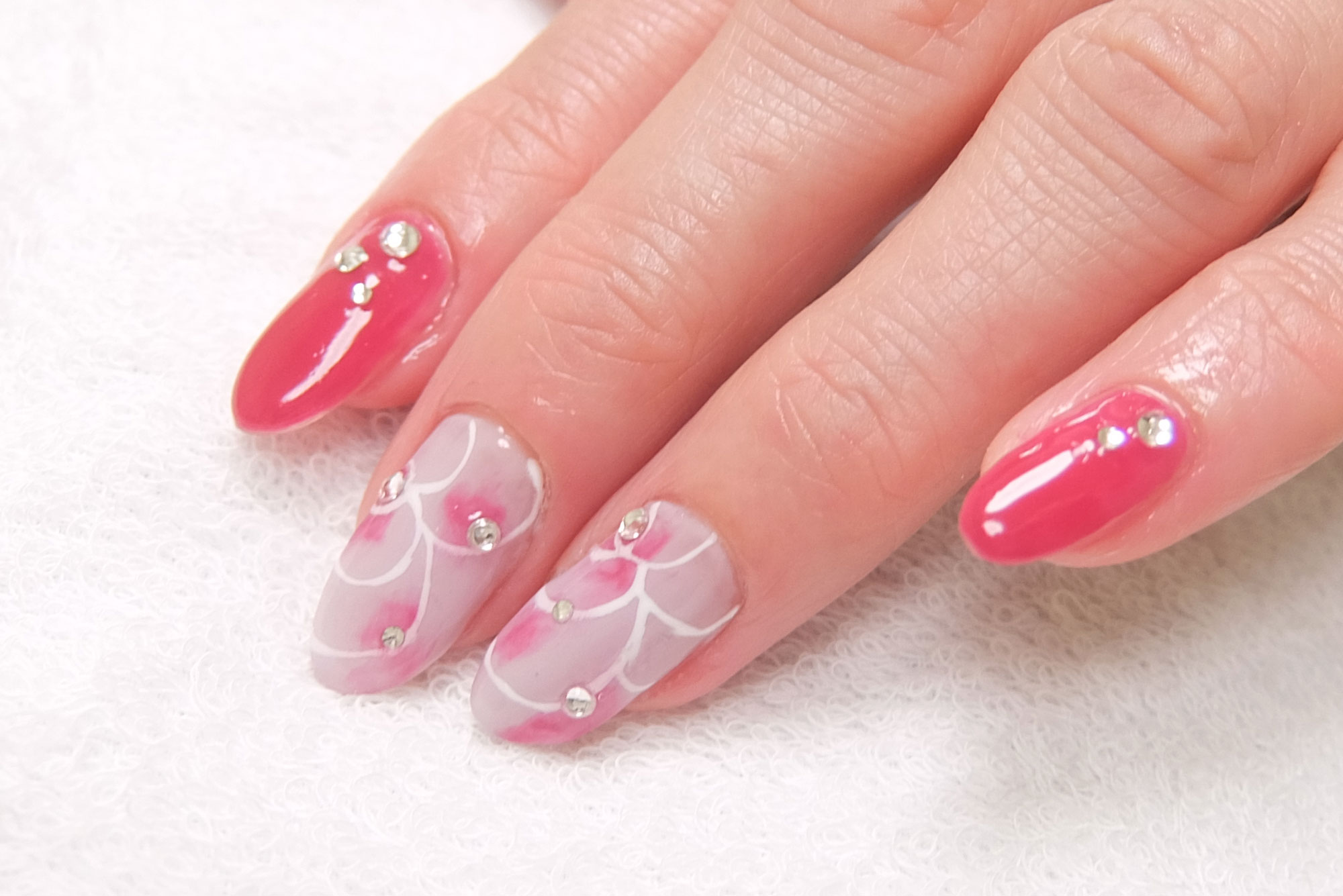 ゴージャス　春ネイル　ラインデザイン