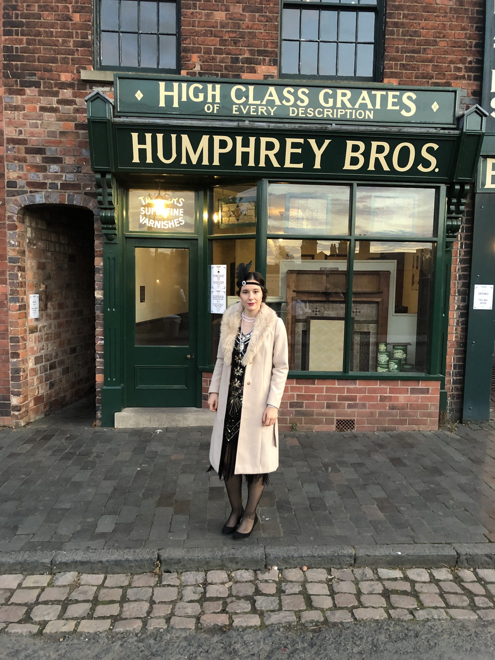 Look Femme Tenue Peaky Blinders Femme J'ai participé à la soirée Peaky Blinders à Birmingham - Soif de Voyages