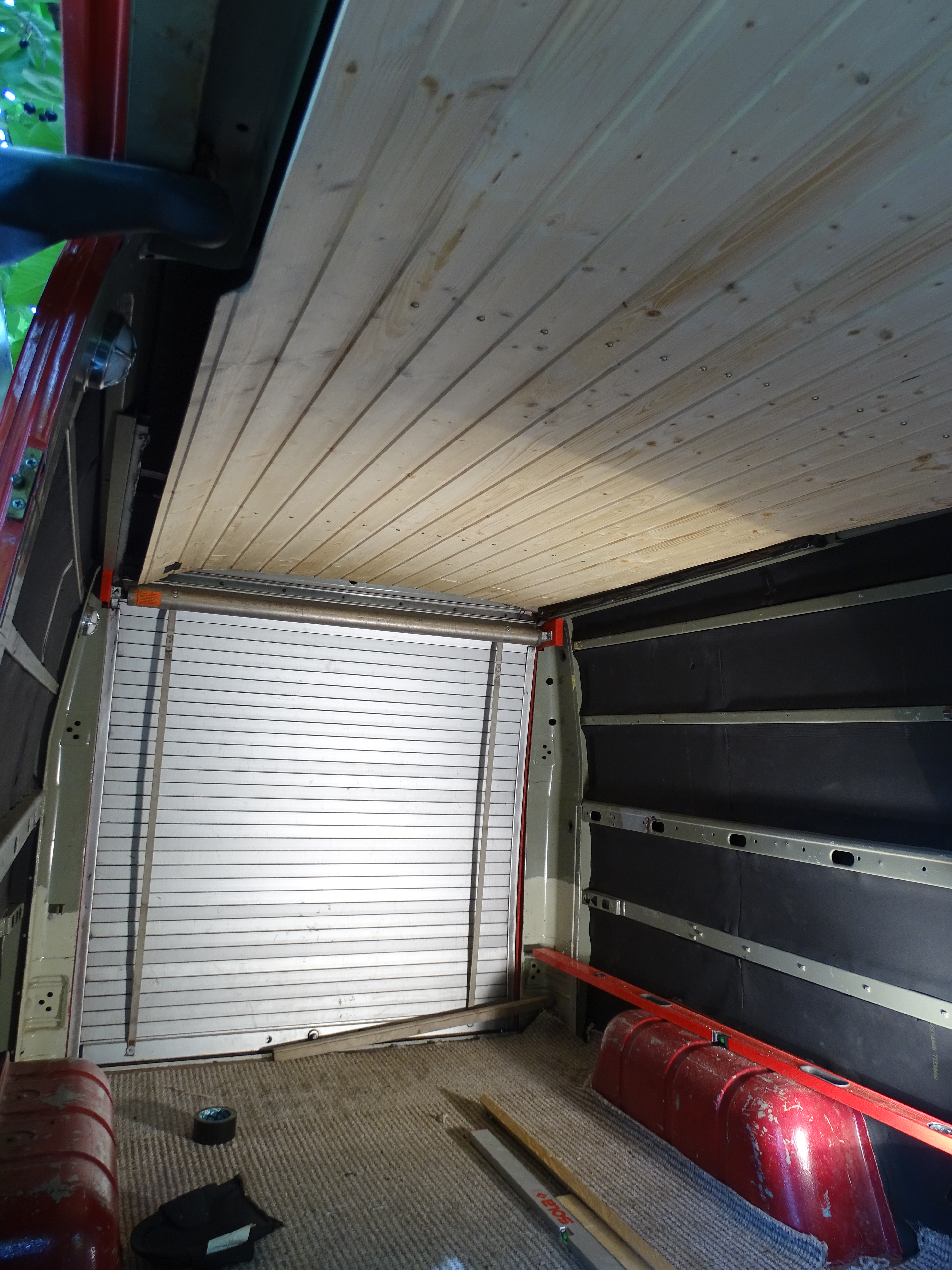 Holzprofil an der Decke für Sauna feeling