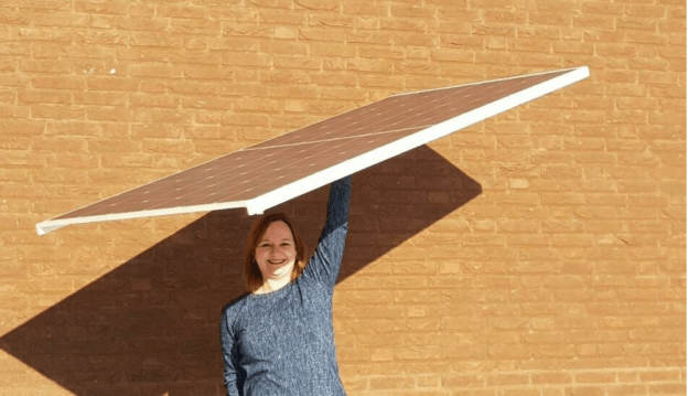 用塑膠取代玻璃，太陽能板成功減重 50% 一手舉起也沒問題