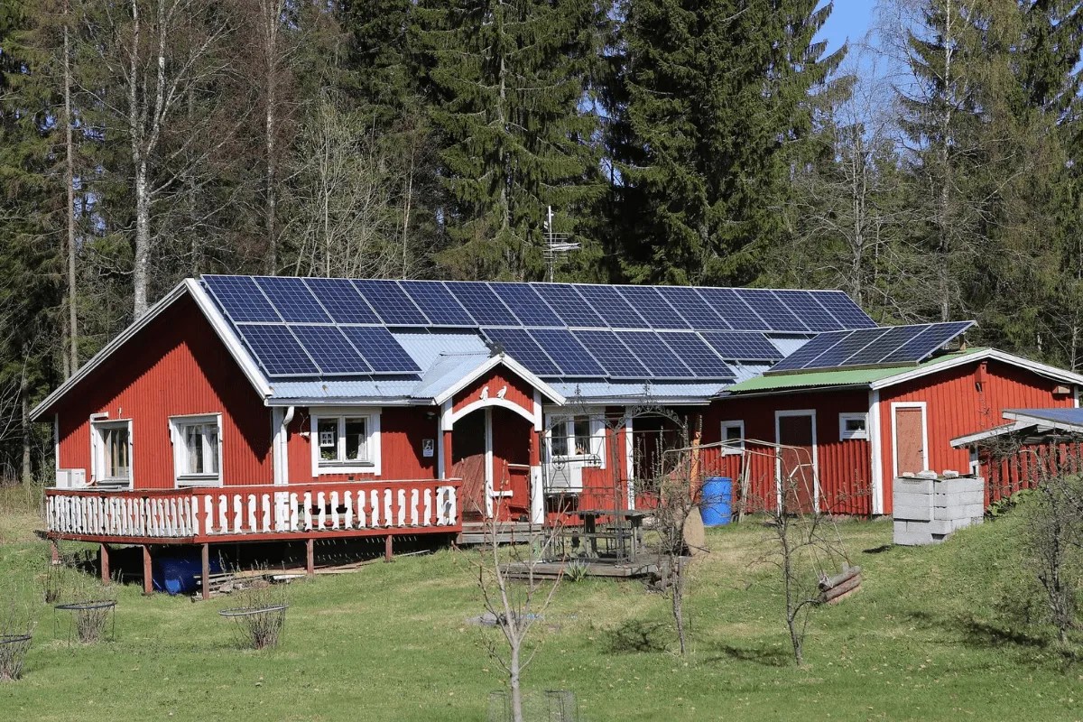 Off-grid home solar systems