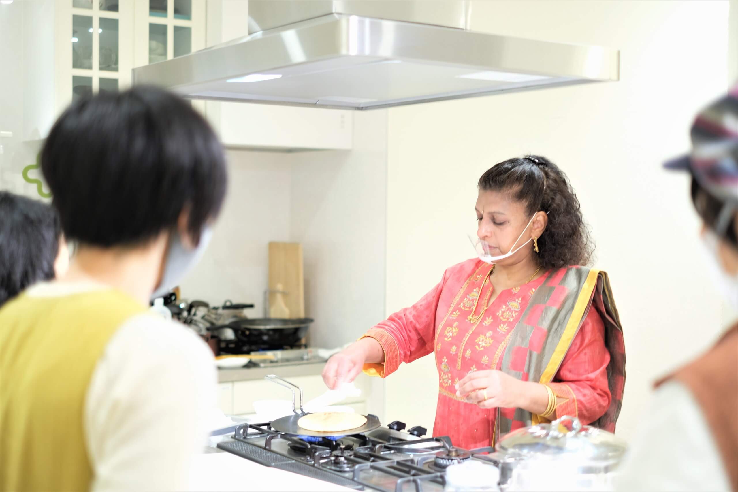 チャパティを焼いています