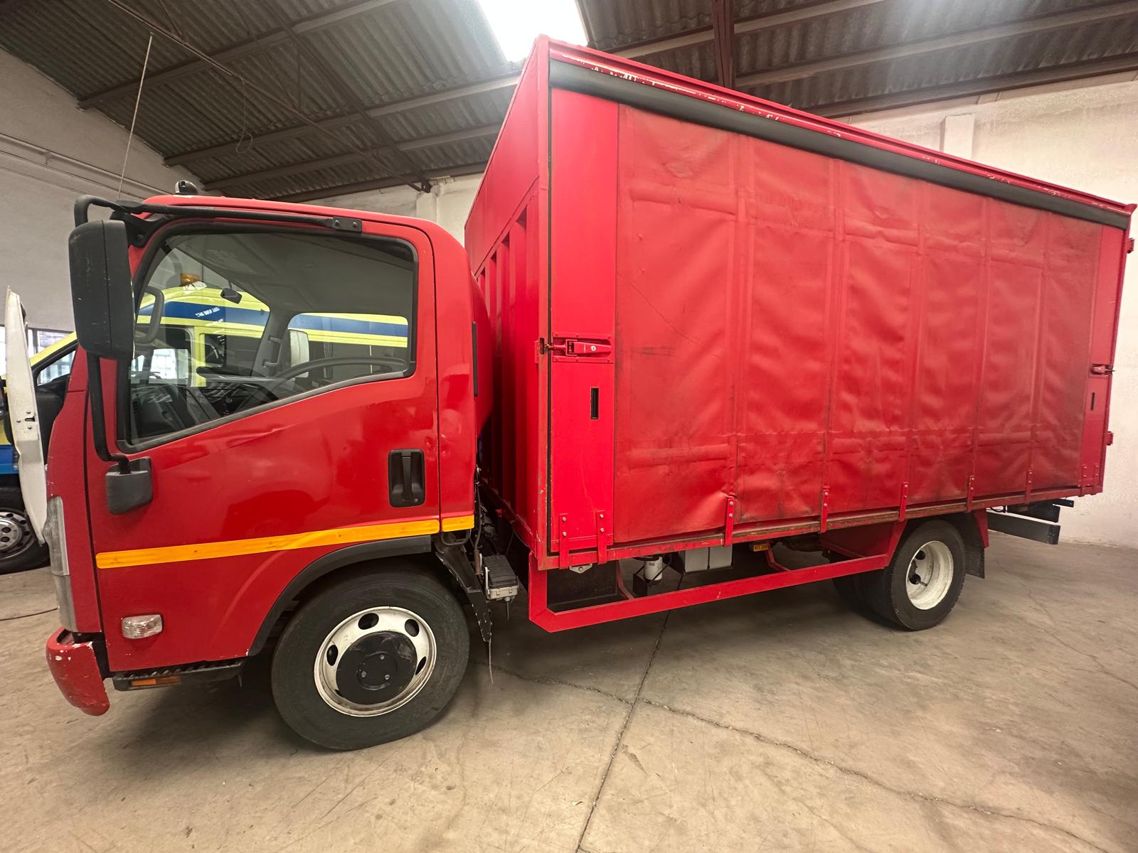 ISUZU NPR85-V BOTELLERO