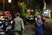 Bandel Pakai Trotoar, Meja-Kursi Coffee Shop di Slamet Riyadi Disita Satpol PP Satpol PP Solo menyita meja dan kursi coffe shop di Slamet Riyadi buntut dari ketidakpatuhan para pemilik usaha terhadap kesepakatan yang sebelumnya telah disosialisasikan. foto: Instagram/satpolpp_kotasurakarta
