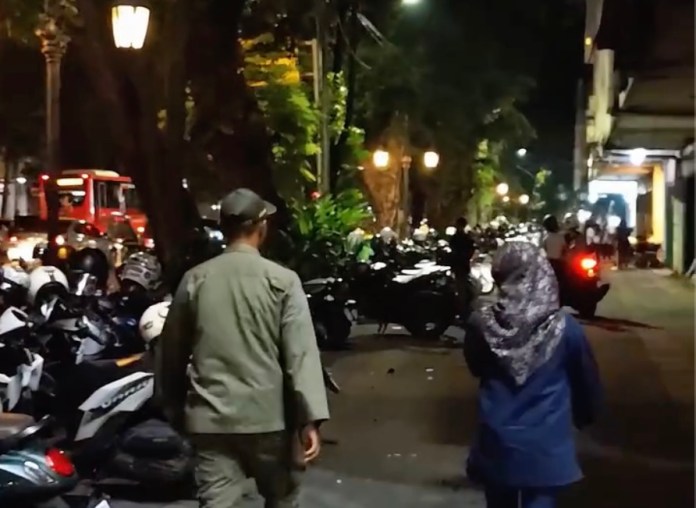 Satpol PP Solo menyita meja dan kursi coffe shop di Slamet Riyadi buntut dari ketidakpatuhan para pemilik usaha terhadap kesepakatan yang sebelumnya telah disosialisasikan. foto: Instagram/satpolpp_kotasurakarta Satpol PP Solo menyita meja dan kursi coffe shop di Slamet Riyadi buntut dari ketidakpatuhan para pemilik usaha terhadap kesepakatan yang sebelumnya telah disosialisasikan. foto: Instagram/satpolpp_kotasurakarta