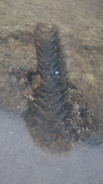 Skader på plenen skal fikses.