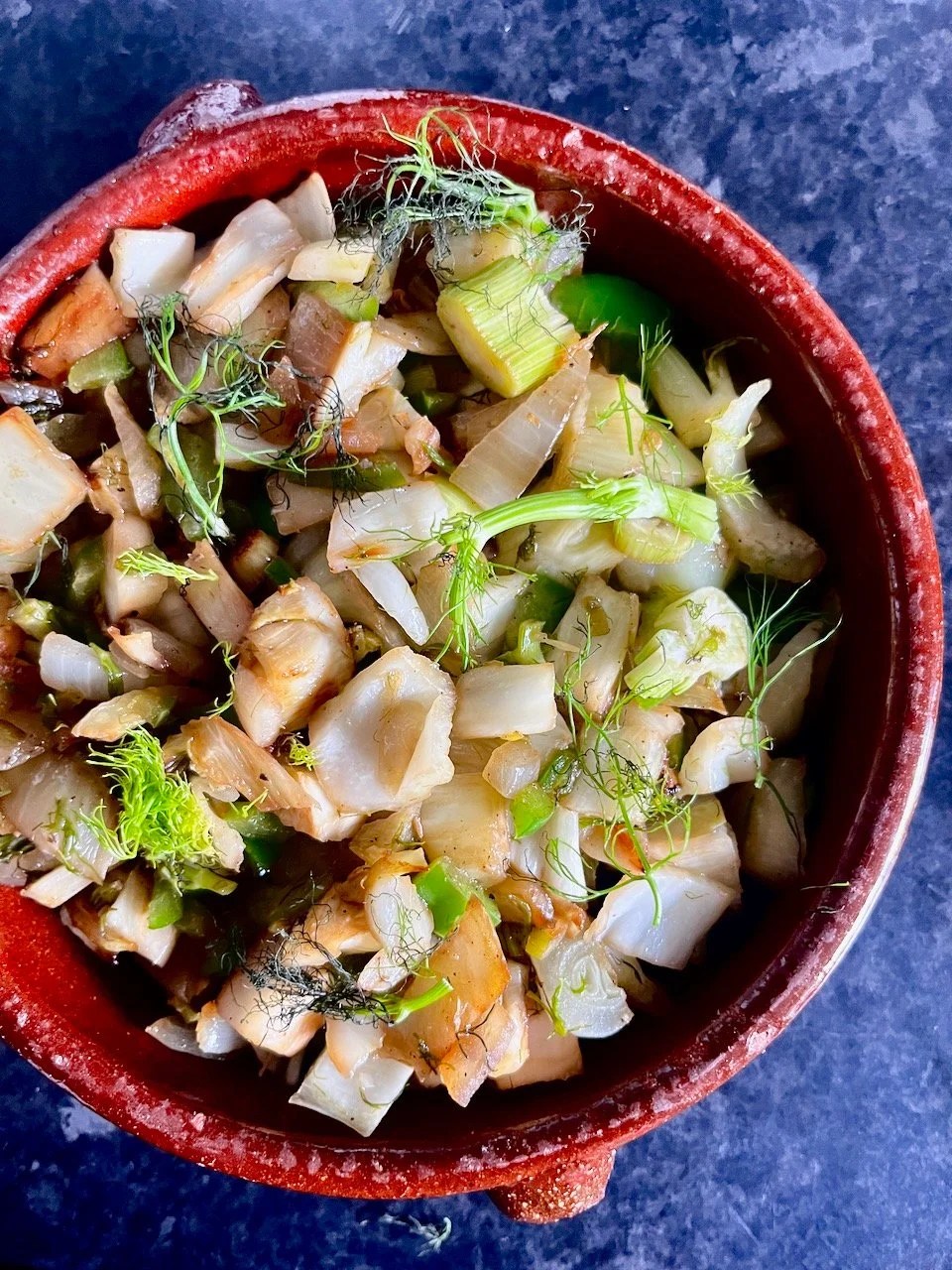 Cooked fennel salad with green pepper and onion. Recipes with fennel.