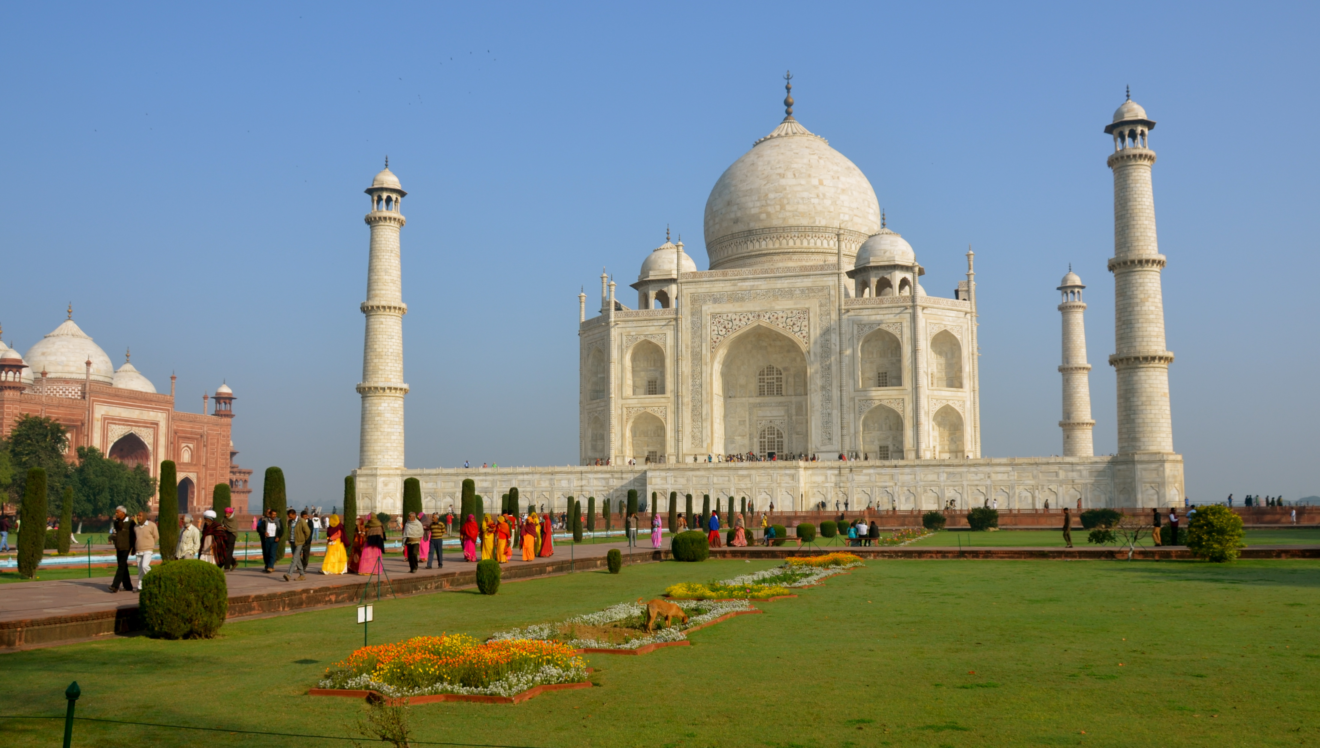 Taj Mahal and many fellow tourists
