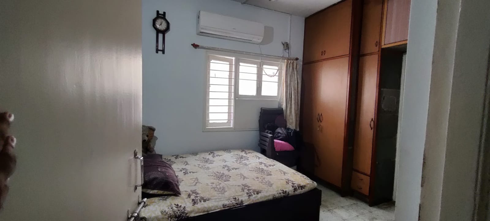 1000 Sq .feet Flat Sell in Bodakdev