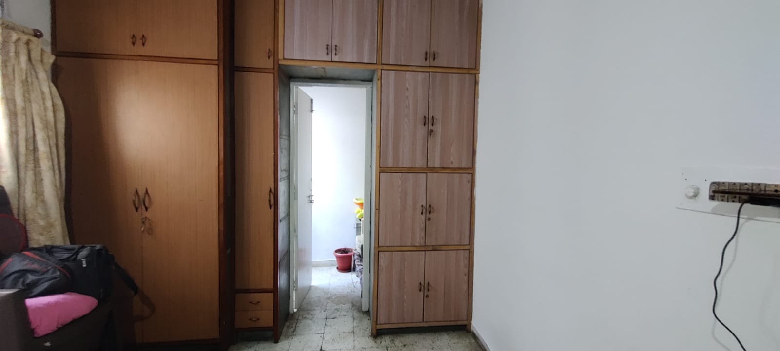 1000 Sq .feet Flat Sell in Bodakdev