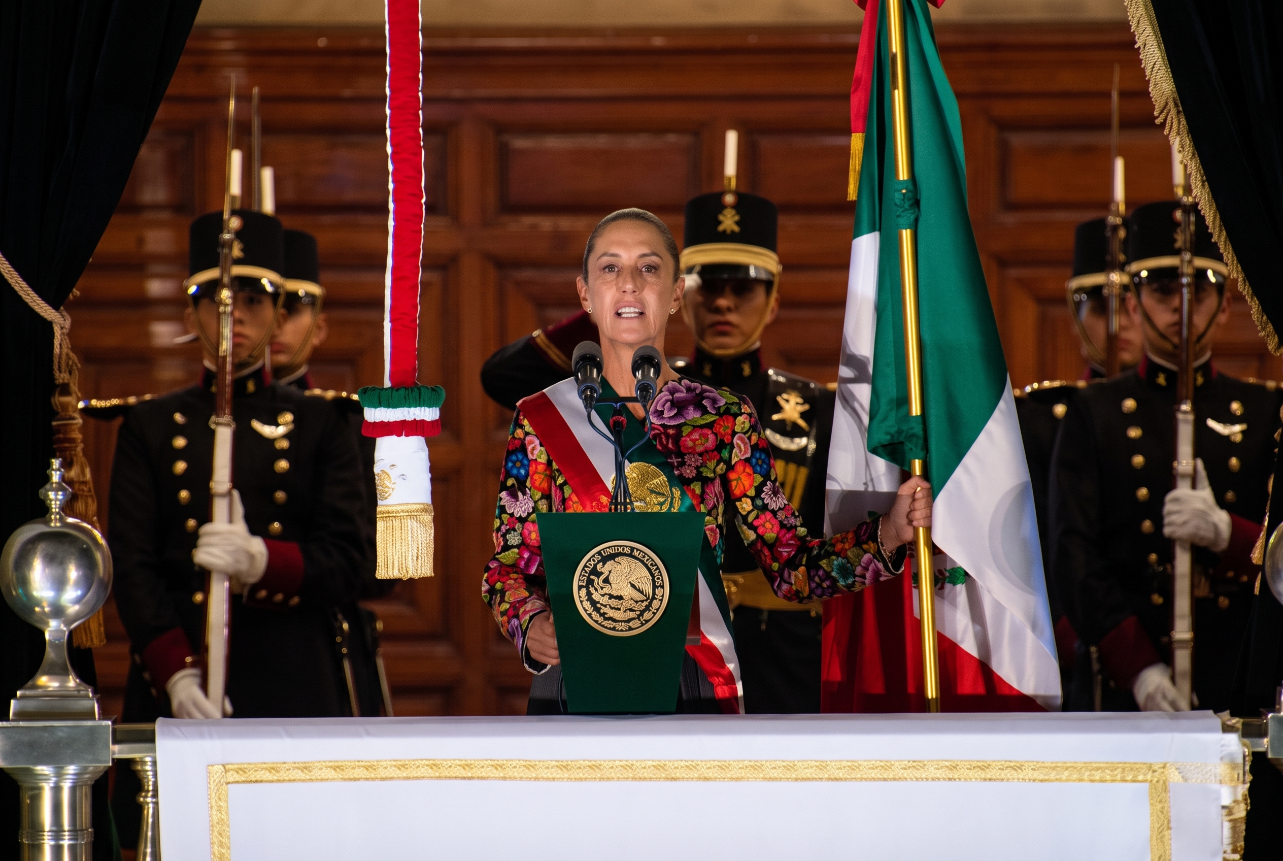 Claudia Sheinbaum dando el grito de independencia