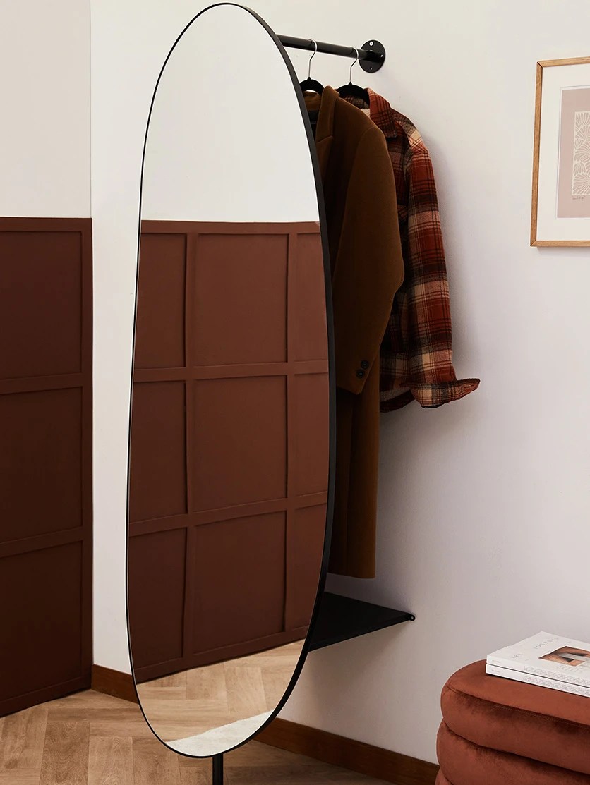 Miroir pour l'entrée gain de place avec tringle pour manteaux intégrés