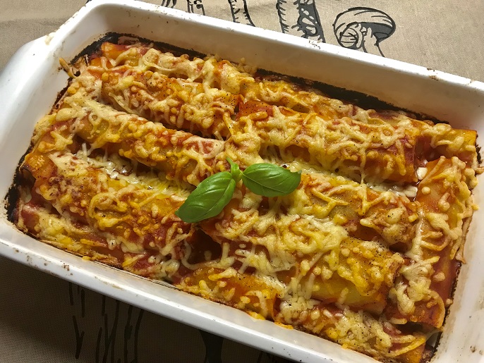Cannelloni met tomatensaus, gehakt en groenten