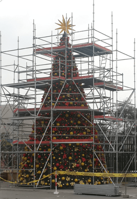 Construcción de árbol de navidad gigante
