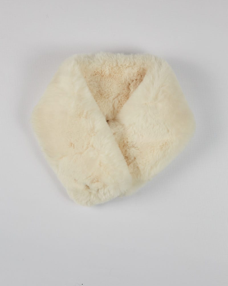  Γυναικείο κασκόλ λευκό από συνθετική γούνα με μαγνήτη 2025