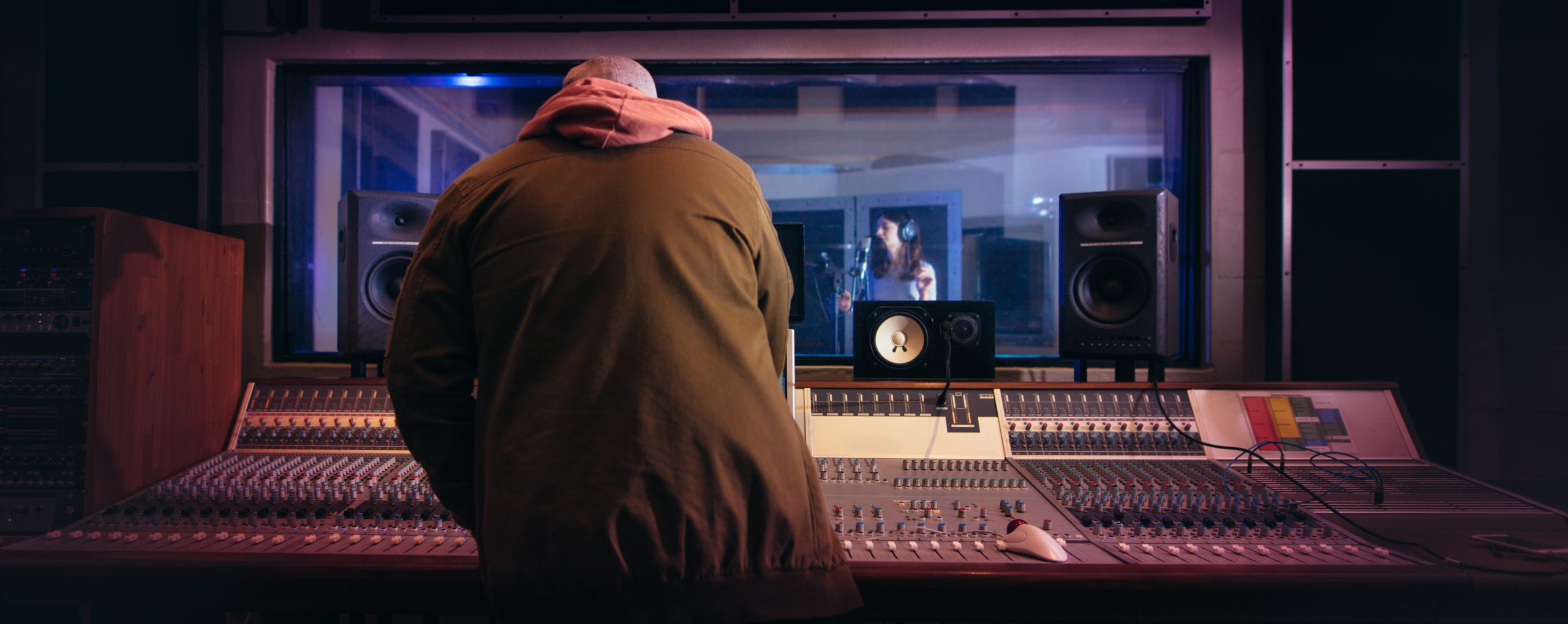 Benefits of visiting an audio engineering convention if you're latin