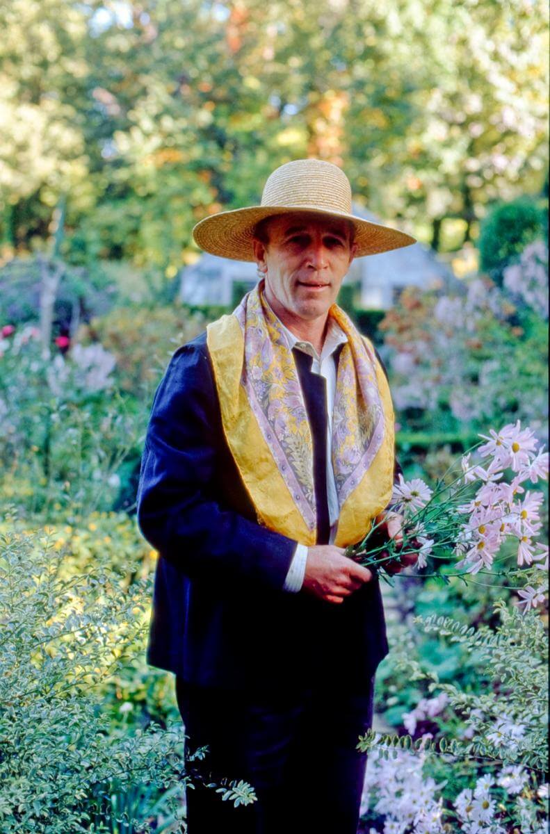 Ryan Gainey with cut flowers, Decatur, Georgia, ca. 1993. Photograph by David Schilling.