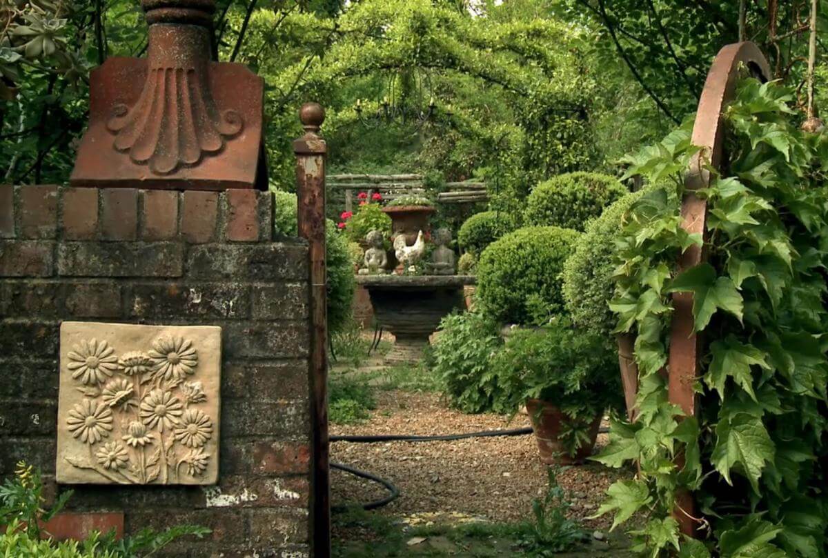 One of Ryan Gainey's garden rooms, Decatur, Georgia, 2010. Screenshot from The Well-Placed Weed: The Bountiful Life of Ryan Gainey. Courtesy of Terminus Films. One of Ryan Gainey's garden rooms, Decatur, Georgia, 2010. Screenshot from The Well-Placed Weed: The Bountiful Life of Ryan Gainey. Courtesy of Terminus Films.