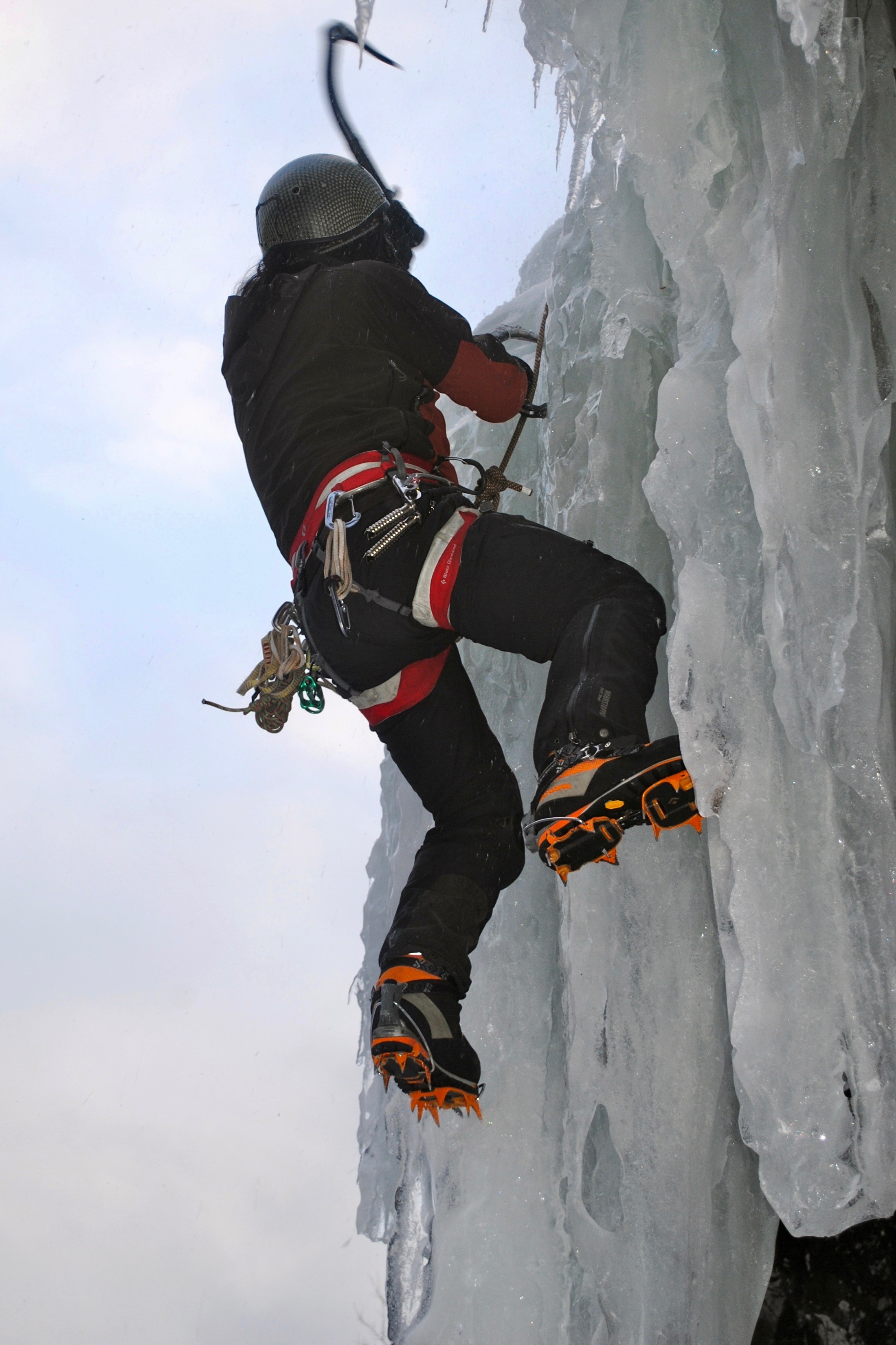Pulling an overhang at Right of Pitchoff, Cascade Pass
