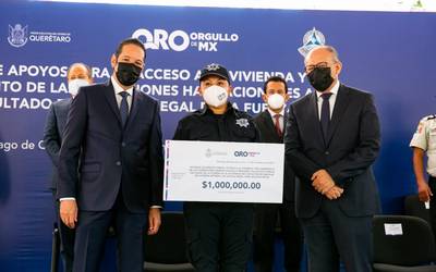 Entrega Pancho apoyos a policías de Querétaro