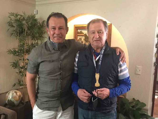 Juan Reynoso regala su medalla de campeón a Enrique Meza