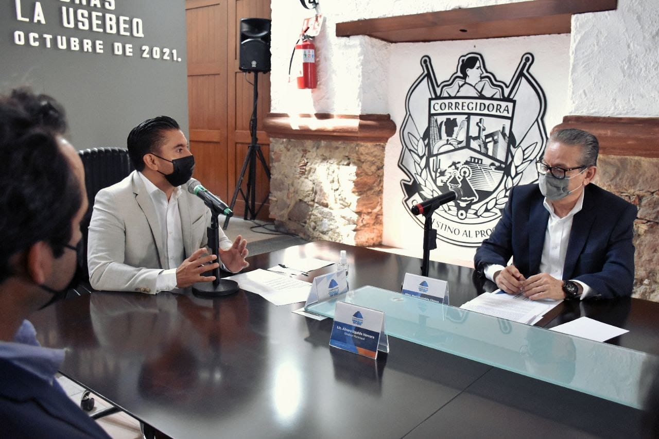 Roberto Sosa Pichardo entrega escrituras de predio donado por Corregidora a la USEBEQ