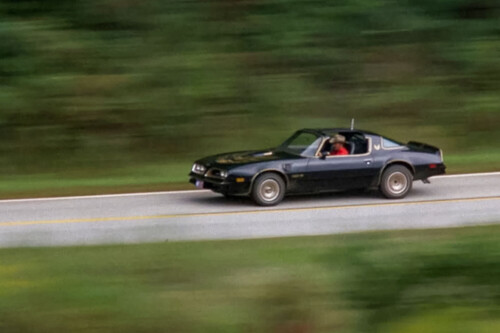 Burt Reynolds recibía un Pontiac Trans Am nuevo cada año gratis… hasta que un cambio de CEO lo canceló por una razón insólita 🏎️🎬