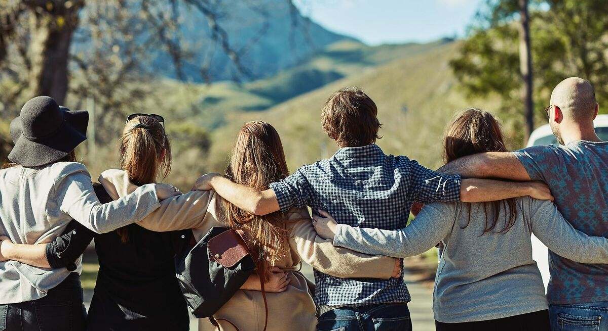 Arthur Brooks, catedrático de Harvard: la felicidad requiere tener “amigos inútiles” 🧠🤝✨