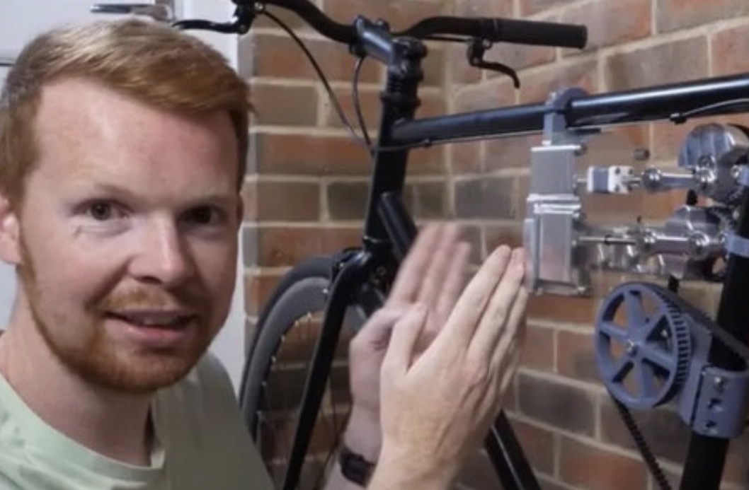 Ni gasolina ni electricidad: crean una bicicleta impulsada por un motor de hace 200 años 🚲🔥⚙️