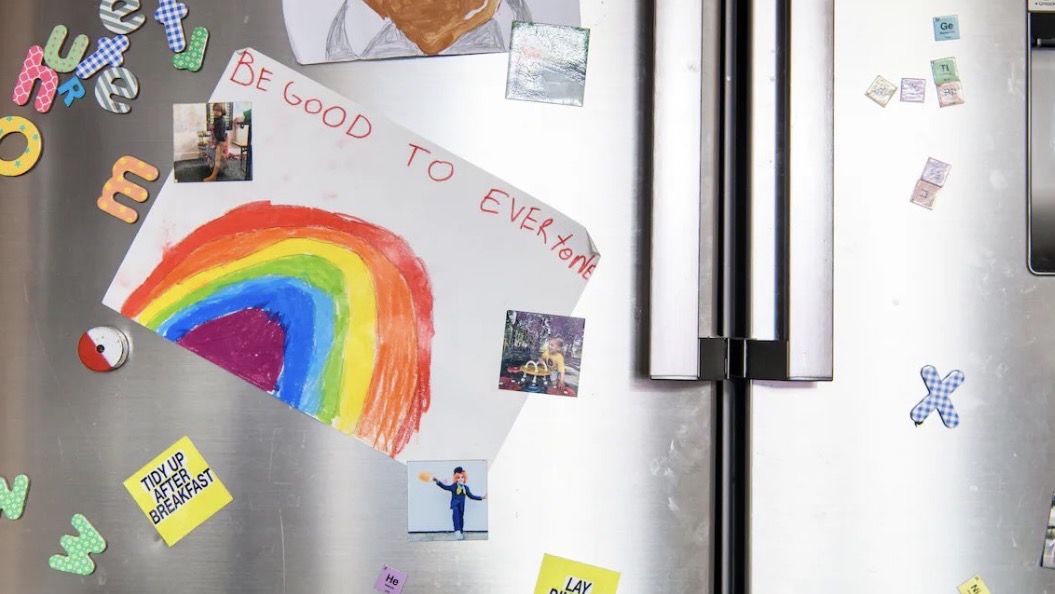 Pegar los dibujos de los niños en la nevera potencia su autoestima y desarrollo cognitivo, afirman psicólogos 🎨🖼️
