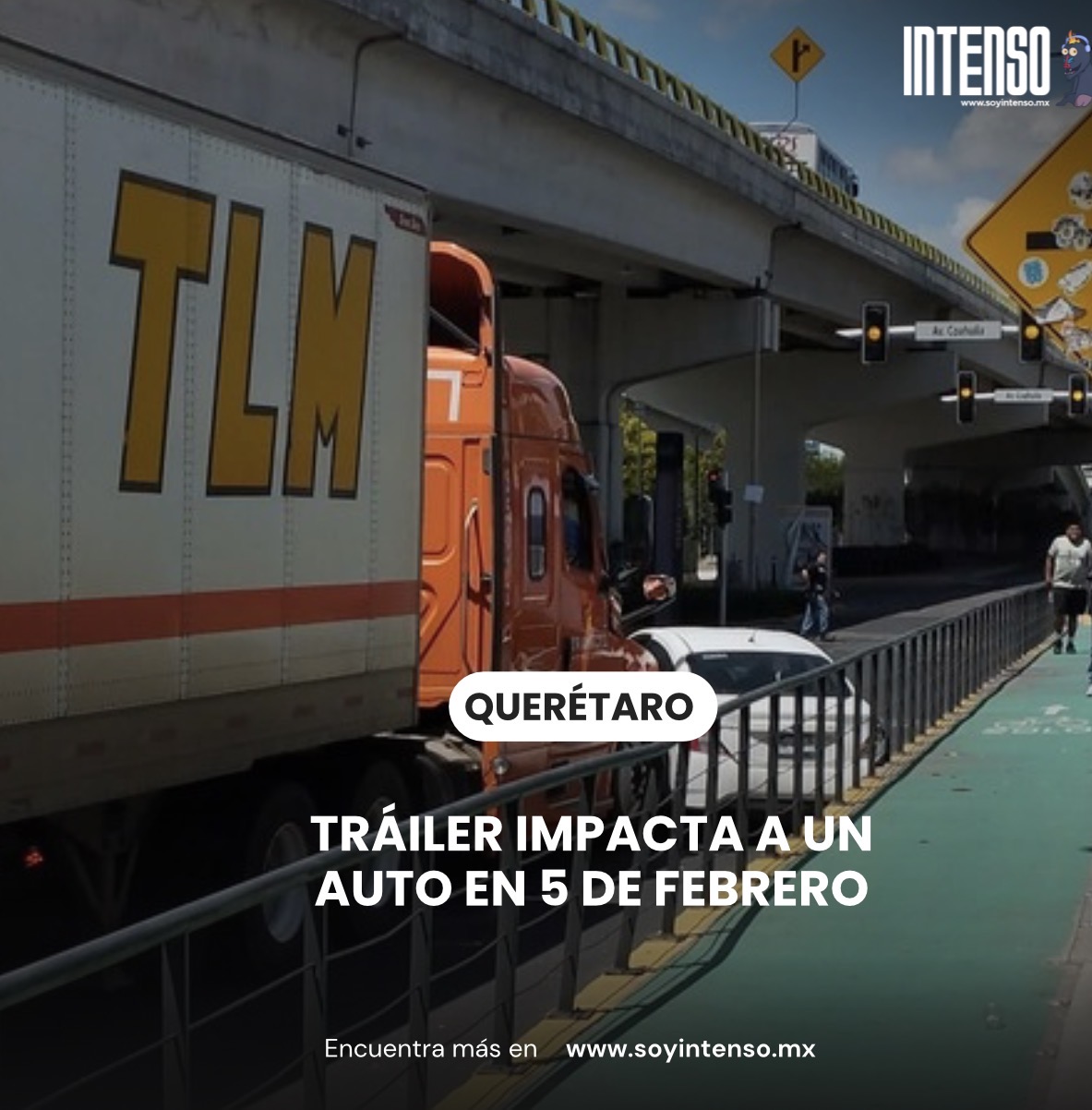 Tráiler impacta a un auto en 5 de Febrero