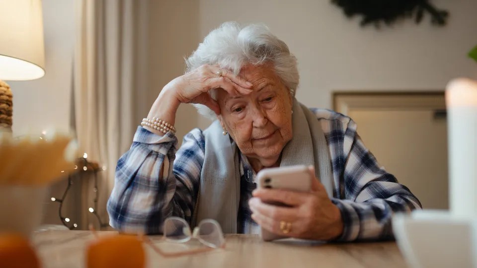 No solo jóvenes: los adultos mayores también son atrapados por el scrolling infinito de videos cortos 📱⏳👵👴