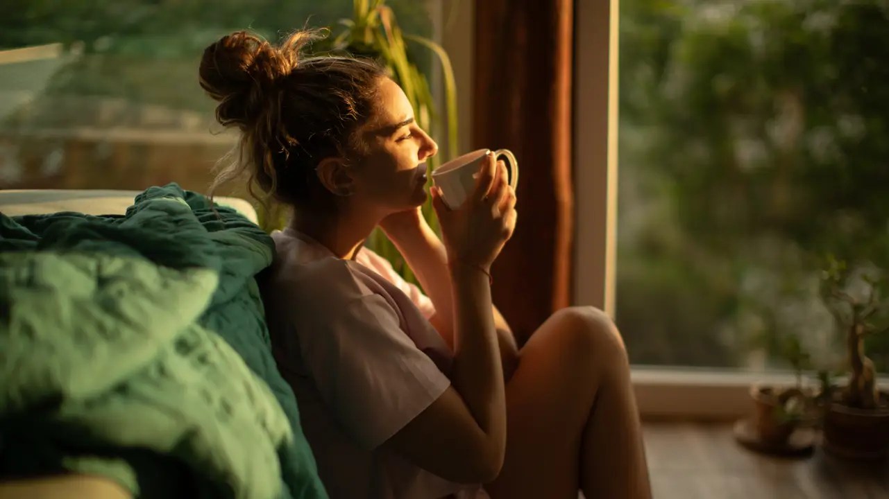Quedarse mirando por la ventana sin hacer nada no es perder el tiempo, según confirma la psicología 🧠🪟✨