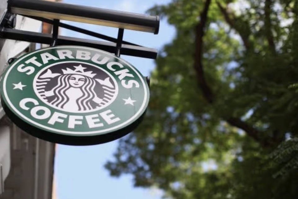 Demandan a Starbucks por etiquetar erróneamente 8 bebidas proteicas como «sin azúcar» ☕🥤⚠️