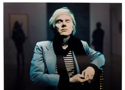 «15 minutos de fama»: la profecía de Andy Warhol que definió la era de TikTok y las redes sociales 🎨📱⚡