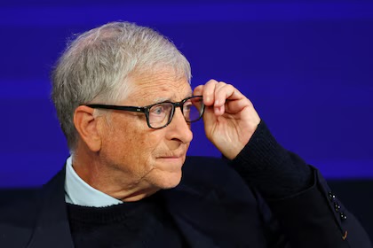 Bill Gates advierte que los ciberataques impulsados por IA serán el desafío más grande del próximo año 💻⚠️🤖