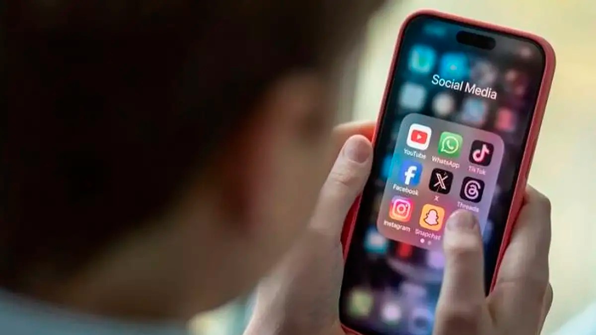 Власти Великобритании могут запретить соцсети для детей до 16 лет — решение отложено до 2026 года