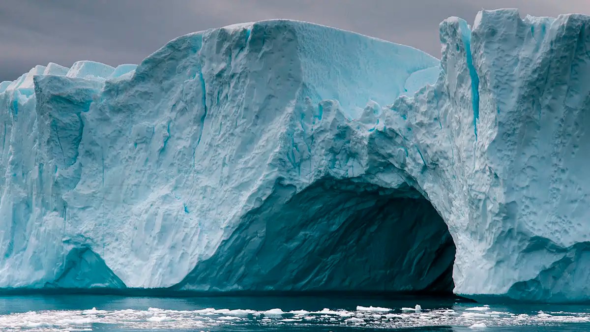 Ученые предупреждают: крупнейший ледник Гренландии приближается к «точке невозврата»