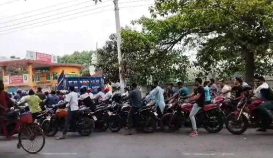 কোটচাঁদপুরে তেল নিয়ে ‘লুকোচুরি : মেসার্স বেলী ফিলিং স্টেশনের বিরুদ্ধে ক্ষোভের আগুন