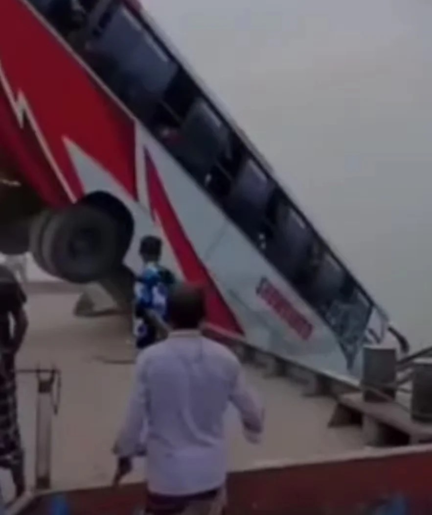 দৌলতদিয়া ঘাটে ফেরিতে ওঠার সময় বাস নদীতে : উদ্ধারকারী জাহাজ ‘হামজা’র অভিযান শুরু