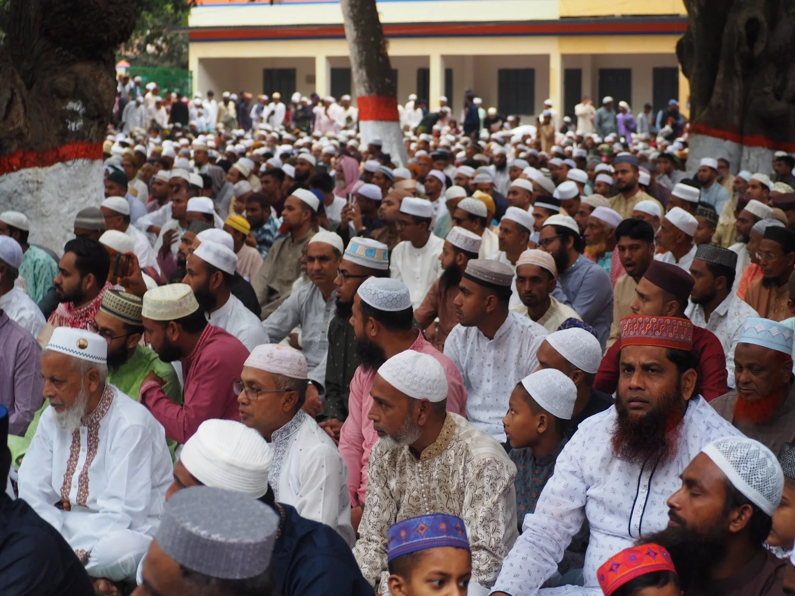 উৎসবমুখর পরিবেশে কোটচাঁদপুর ঈদ জামাত অনুষ্ঠিত