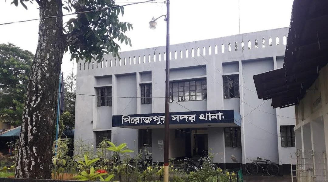 বাড়ি ফেরার আনন্দ কেড়ে নিল ডাকাতরা