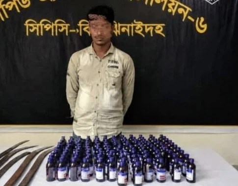 ১২২ বোতল স্কাফ সিরাপ ও অস্ত্রসহ আটক ১