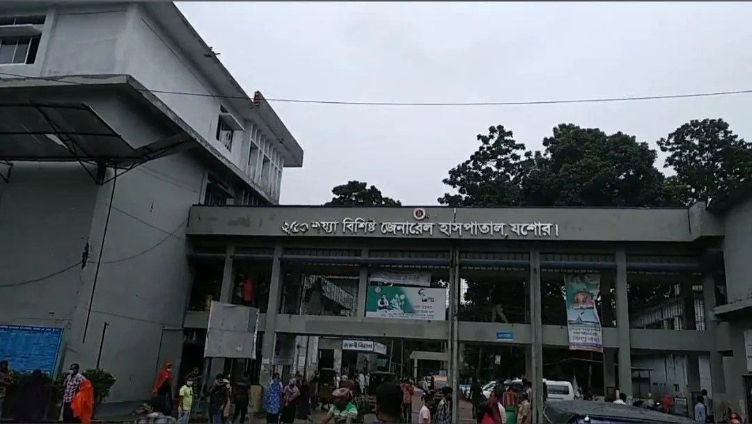 ঝিকরগাছায় বটির ওপর পড়ে পিঠ কাটলো বাবার