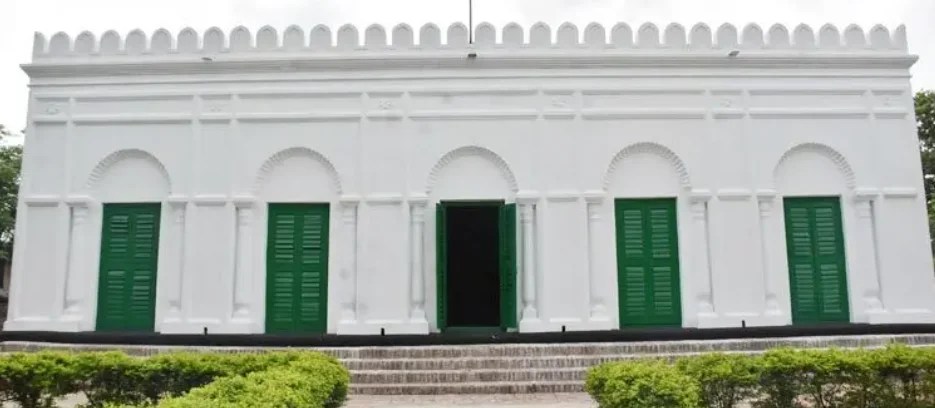 ঐতিহাসিক মুড়লী ইমামবাড়ি ধসে পড়ার ঝুঁকিতে!