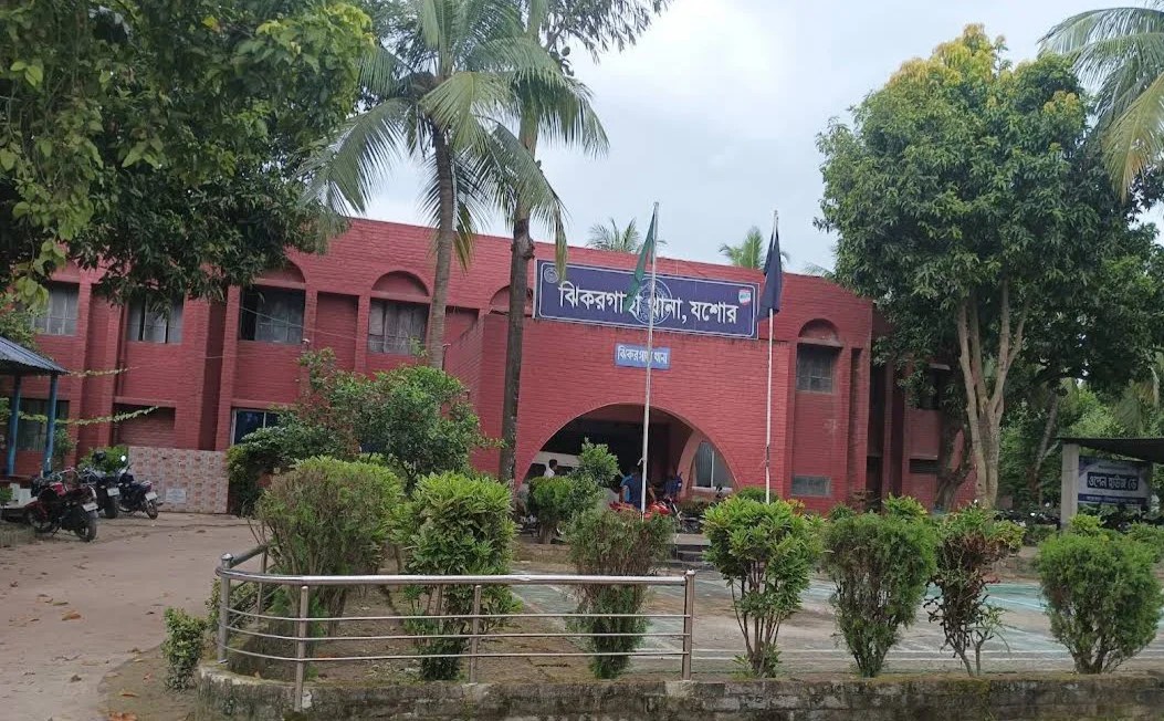 ঝিকরগাছার চিহ্নিত সন্ত্রাসী কালাম এখনো ধরা ছোঁয়ার বাইরে!