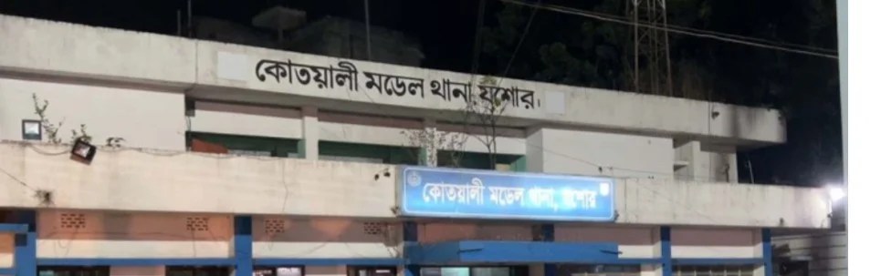 যশোরে পৃথক অভিযানে ধারালো চাকুসহ আটক ২