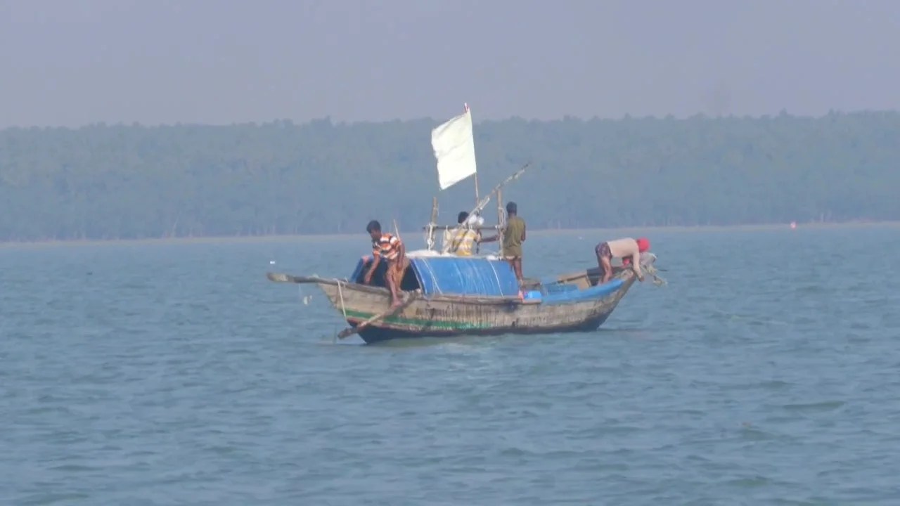১৫ জেলে নিয়ে বঙ্গোপসাগরে ট্রলার ডুবি