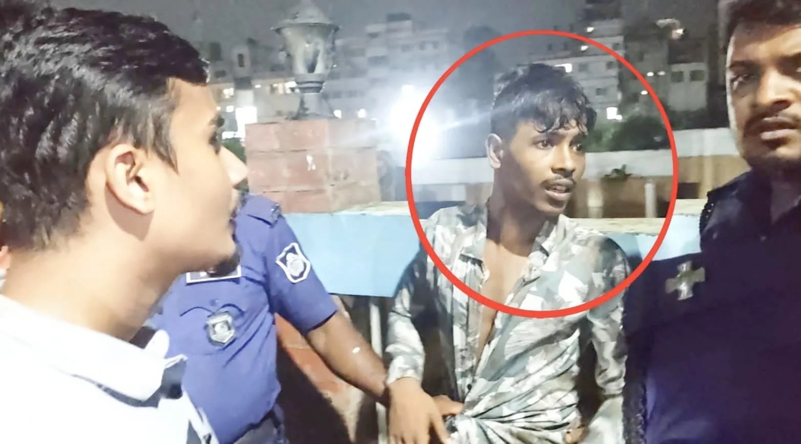 ছিনতাই করে পালাতে নদীতে ঝাঁপ, শেষ রক্ষা হলো না: চাকুসহ পুলিশের হাতে যুবক আটক